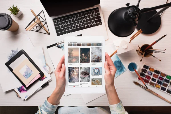 Cropped View Designer Holding Tablet Pinterest Website Screen Office Desk — Stock Photo, Image