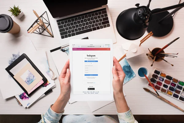 デザイナー持株 Instagram アプリ タブレットの画材のオフィス デスクの画面上の表示をトリミング フラットを置く — ストック写真
