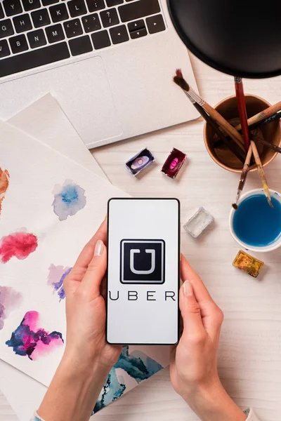 Cropped View Designer Holding Smartphone Uber App Screen Flat Lay — Stock Photo, Image