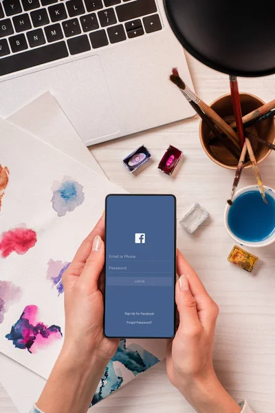 Vágott Tervezője Íróasztal Gazdaság Smartphone Val Facebook App Képernyő Kilátás — Stock Fotó