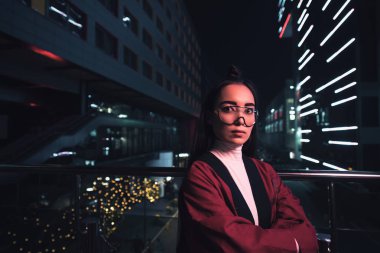Bordo kimono ve akşam, gelecekteki kavramının şehir sokakta kameraya bakarak gözlük güzel Asyalı kız