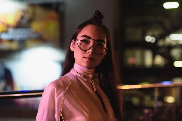 Retrato Chica Asiática Con Estilo Gafas Auriculares Inalámbricos Mirando Hacia —  Fotos de Stock