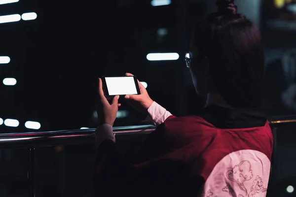 Zadní Pohled Dívku Drží Smartphone Bílým Prázdná Obrazovka Ulici Neon — Stock fotografie