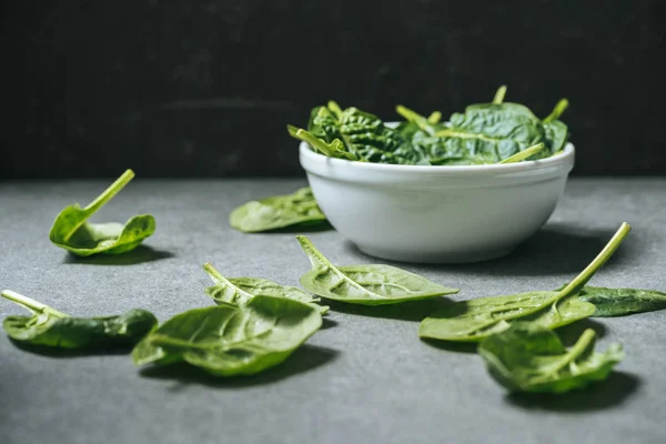 Flat Lay Organic Spinach Leaves White Bowl Spinach — Free Stock Photo