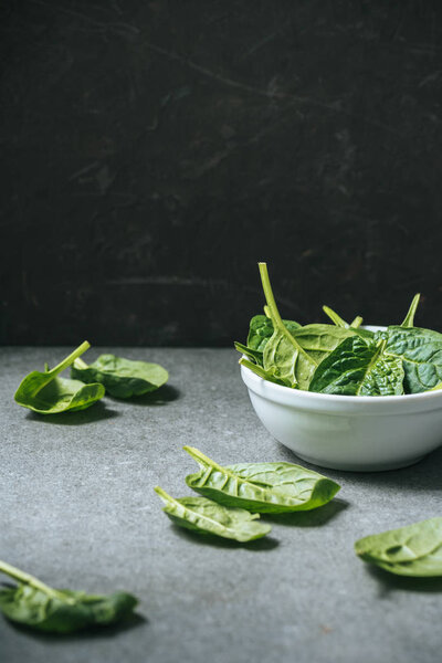 Green and healthy spinach leaves in bowl 