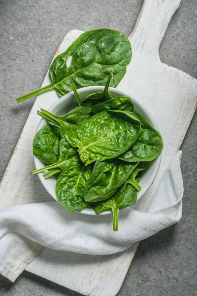 Top View Spinach Leaves Bowl White Cutting Board — Stock Photo, Image
