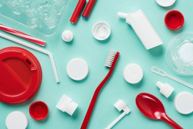 Mavi arka plan üzerinde tek kullanımlık plastik çöp farklı türde üstten görünüm