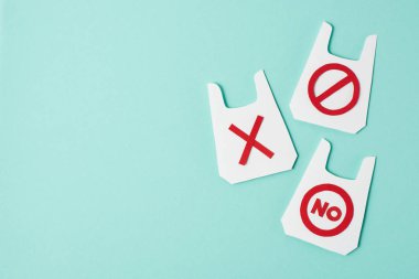 Hayır olan paketleri ve yasağı işaretlerine mavi arka plan üç kağıt modelleri