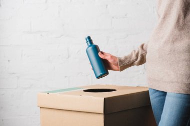 Çöp kutusu kadın atma plastik şişede görünümünü kırpılmış