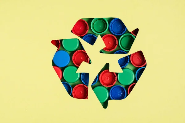 Top View Recycle Sign Bottle Caps Pattern Yellow Background — Stock Photo, Image