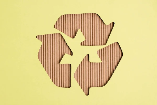 Vue Dessus Panneau Recyclage Carton Sur Fond Jaune — Photo