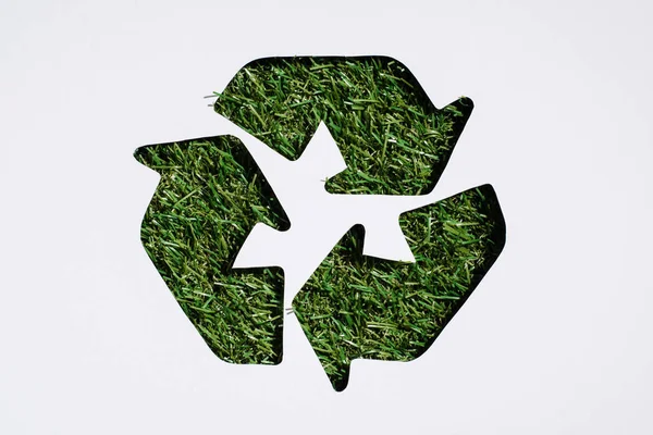 Bovenaanzicht Van Recycle Teken Met Gras Patroon Geïsoleerd Wit — Stockfoto