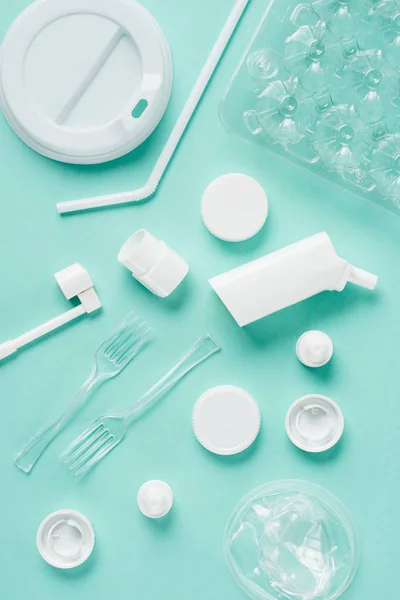 Κάτοψη Του Διαφορετικού Είδους Πλαστικά Σκουπίδια Μπλε Φόντο — Δωρεάν Φωτογραφία