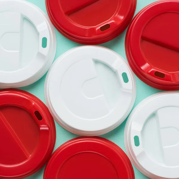Close View Red White Lids Drink Blue Backgroun — Free Stock Photo