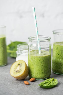 Karışık organik ve yeşil smoothie gözlük