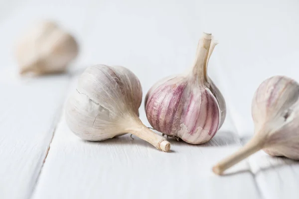 Ripe Garlic Heads White Wooden Table — Stock Photo, Image