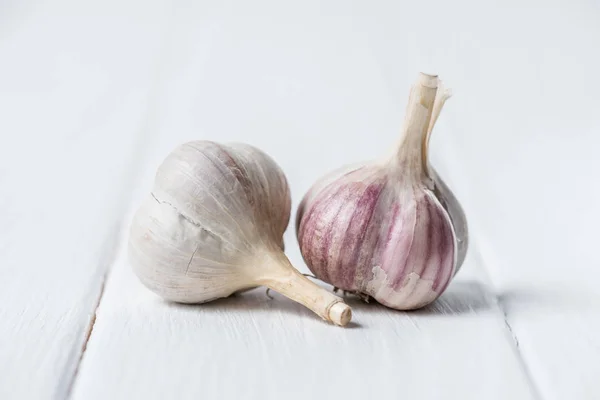 Two Garlic Heads White Wooden Table — Stock Photo, Image