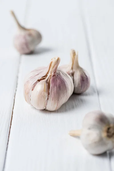 Several Garlic Bulbs White Wooden Table — Stock Photo, Image