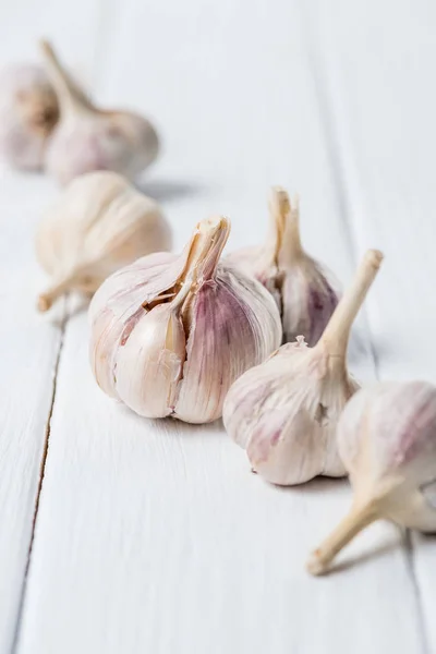 Several Ripe Garlic Heads White Wooden Table — Free Stock Photo