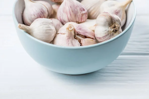 Garlic Heads Blue Ceramic Bowl White Wooden Kitchen Table — Stock Photo, Image