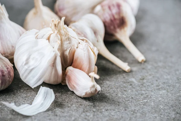 Ripe Garlic Bulbs Peeled Cloves Grey Textured Surface — Free Stock Photo