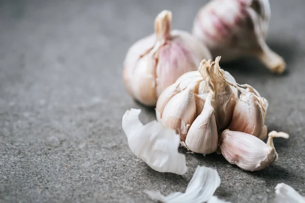 Close View Garlic Bulbs Husk Grey Background — Free Stock Photo