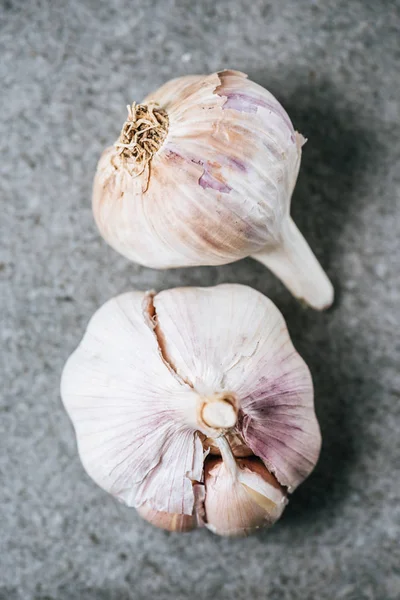 Close Two Ripe Garlic Bulbs Grey Background — Free Stock Photo