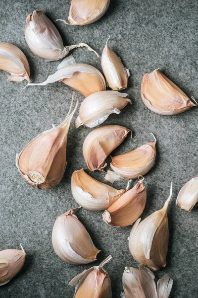 Top View Ripe Garlic Cloves Husk Grey Background — Stock Photo, Image
