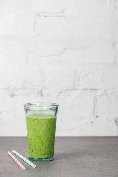 Smíšené Organické Zelené Smoothie Skle Brčka — Stock fotografie