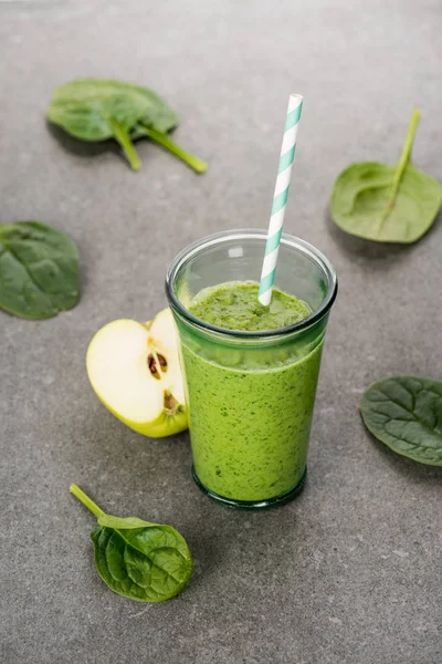 Zielone Jabłko Zdrowego Smoothie Organicznych Szkle Słomy — Zdjęcie stockowe