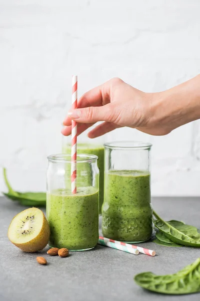 Weibliche Hand Hält Stroh Glas Mit Grünem Smoothie — Stockfoto