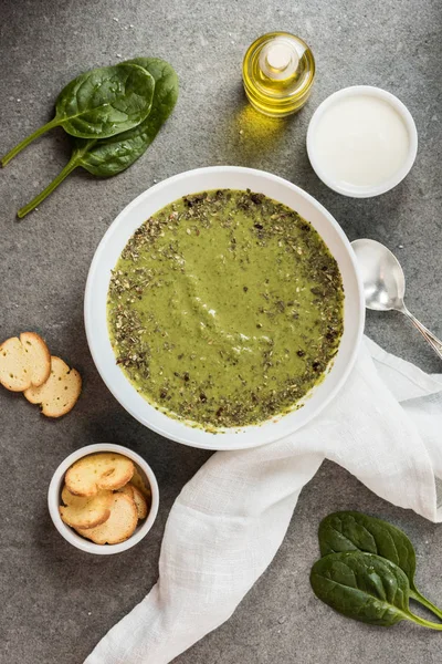 Bovenaanzicht Van Eigengemaakte Romige Spinazie Soep Met Croutons — Stockfoto