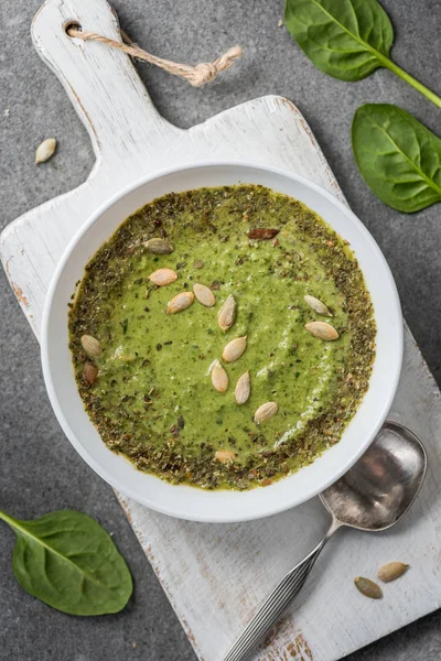 Blick Von Oben Auf Hausgemachte Gemüsecremesuppe Auf Weißem Schneidebrett — Stockfoto