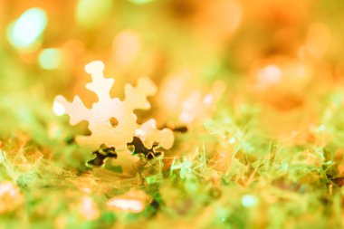 Noel arka plan Turuncu glitter ve dekoratif kar tanesi
