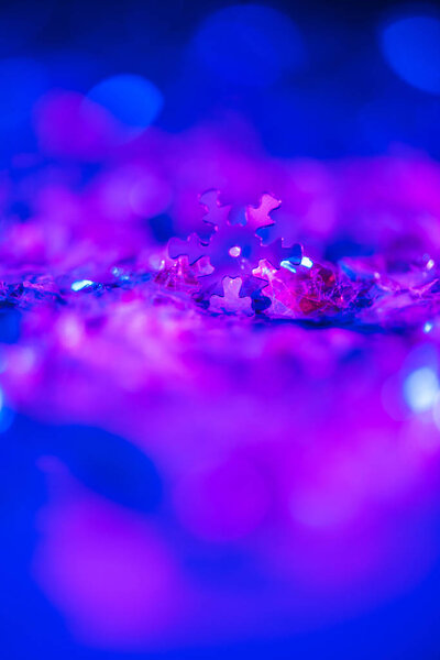 блестящий рождественский фон с ультрафиолетовым блеском и декоративной снежинкой
