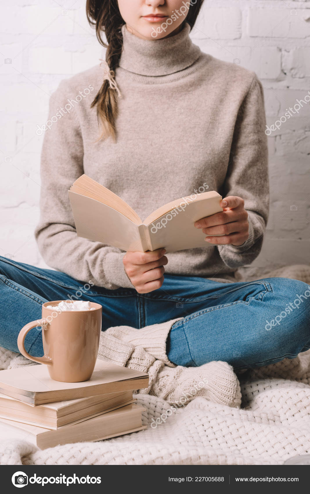 Xícara Chocolate Quente Com Marshmallows Livro Leitura Menina Atrás — Foto  © KostyaKlimenko #227005688, image size:1068x1700