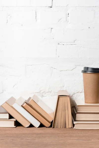 Bücher Und Einweg Kaffeetasse Auf Holztisch — Stockfoto