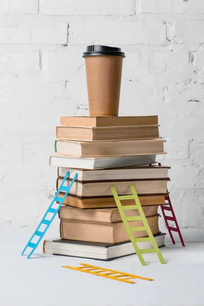 Koffie Gaan Stapel Boeken Kleine Kleurrijke Stap Ladders — Stockfoto