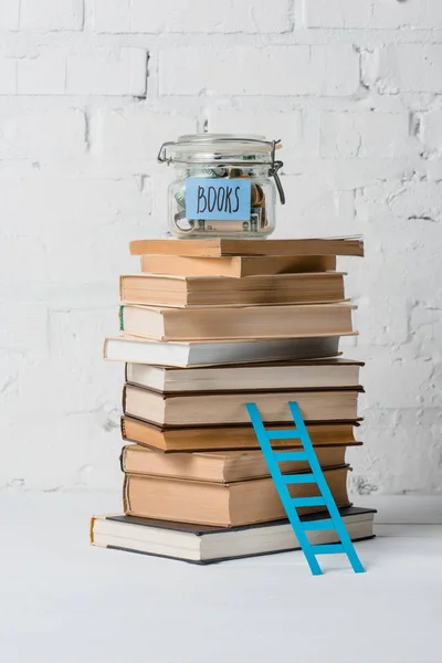 Stapel Boeken Kleine Stap Ladder Glazen Pot Met Spaar Inscriptie — Stockfoto