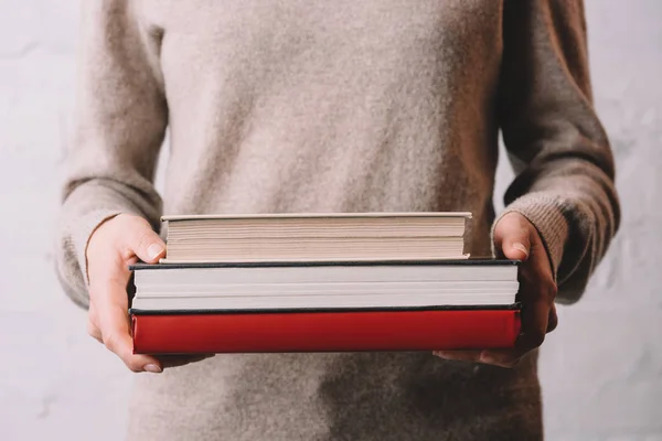 Mid Sectie Van Jonge Vrouw Houden Van Boeken — Stockfoto