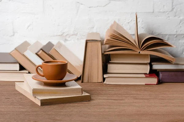 Boeken Kopje Koffie Houten Tafel — Stockfoto