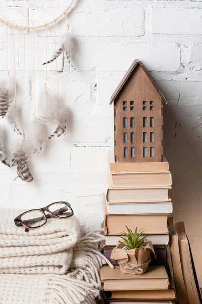 Books Dream Catcher Eyeglasses Decorative Wooden House White Brick Wall — Stock Photo, Image