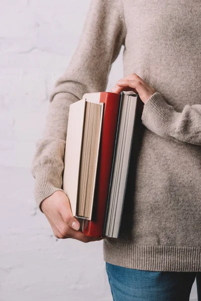 Recortado Tiro Mujer Sosteniendo Libros Concepto Educación —  Fotos de Stock