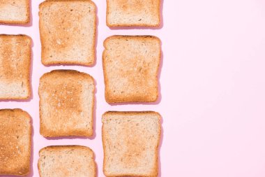 pembe yüzeyi çıtır tost satır üstten görünüm