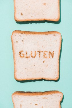 üstten görünüm satır ekmek dilimleri gluten ile mavi yüzey üzerinde oturum