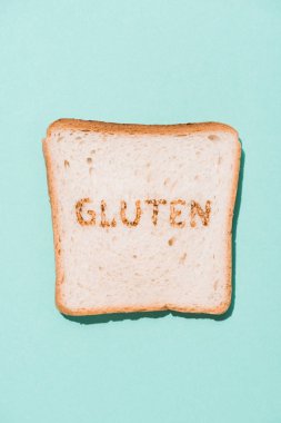 üstten görünüm satır ekmek dilimi gluten ile mavi yüzey üzerinde oturum