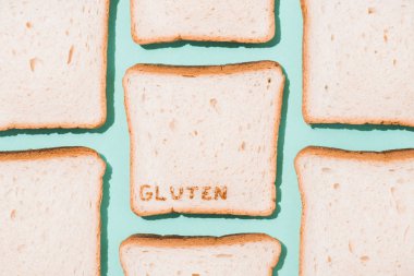 üstten görünüm ekmek dilimleri gluten ile mavi yüzey üzerinde oturum