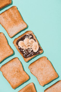 Çikolatalı hamur ve muz ile tost üstten görünüm mavi yüzeyi