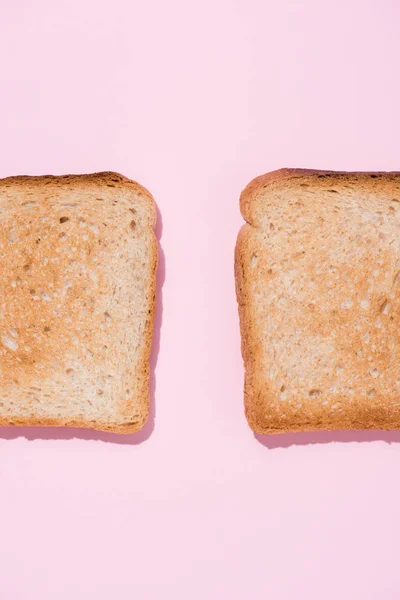 Geroosterde Toast Roze Oppervlak Bovenaanzicht — Gratis stockfoto