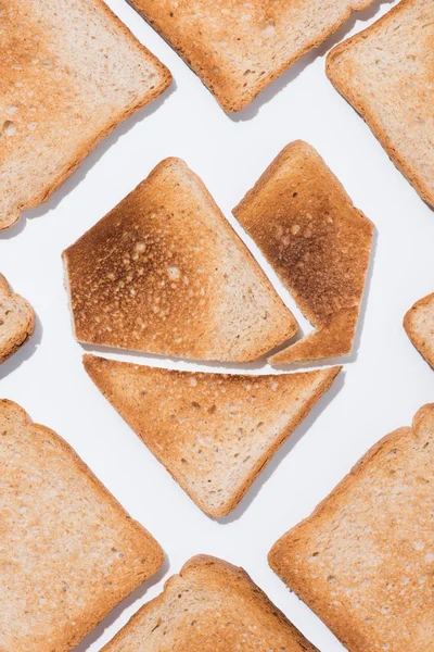 Bovenaanzicht Van Hart Vorm Gemaakt Grunchy Toast Met Sneetjes Brood — Gratis stockfoto